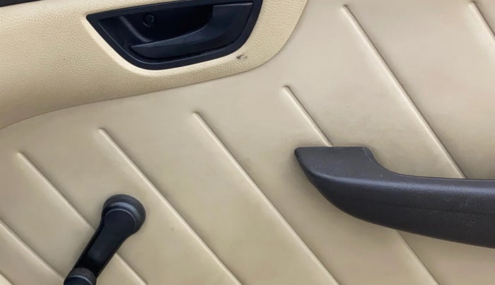 2015 Hyundai Eon D-LITE+, CNG, Manual, 1,10,658 km, Driver Side Door Panels Control