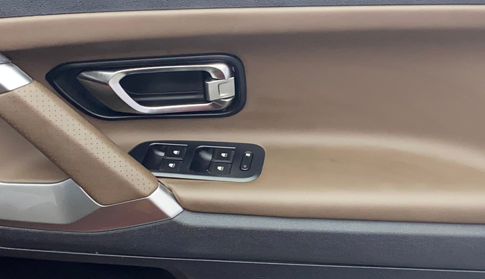 2020 Tata Harrier XZA 2.0L, Diesel, Automatic, 96,405 km, Driver Side Door Panels Control