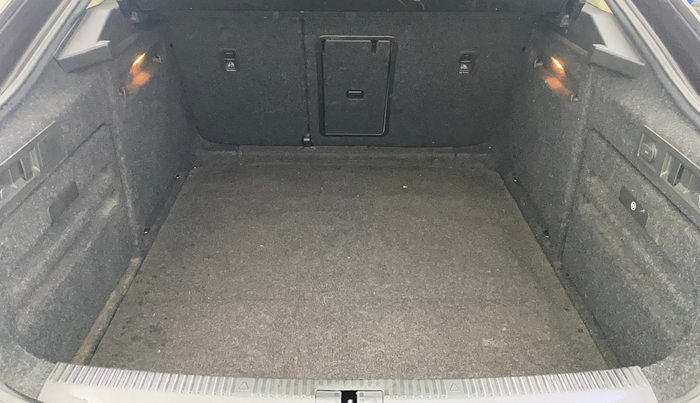 2018 Skoda Superb STYLE 1.8 TSI AT, Petrol, Automatic, 77,473 km, Boot Inside