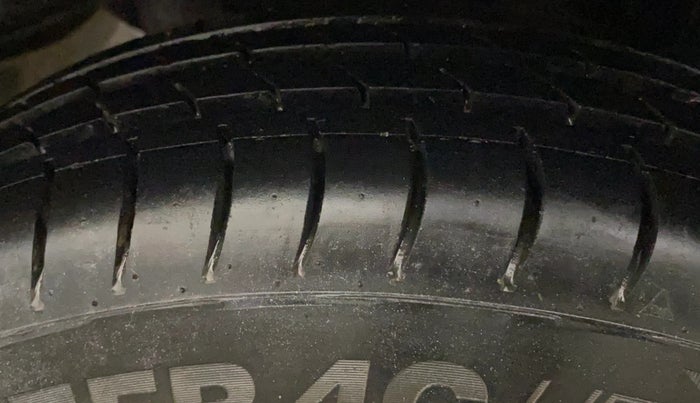 2016 Hyundai Eon ERA +, Petrol, Manual, 61,900 km, Left Rear Tyre Tread