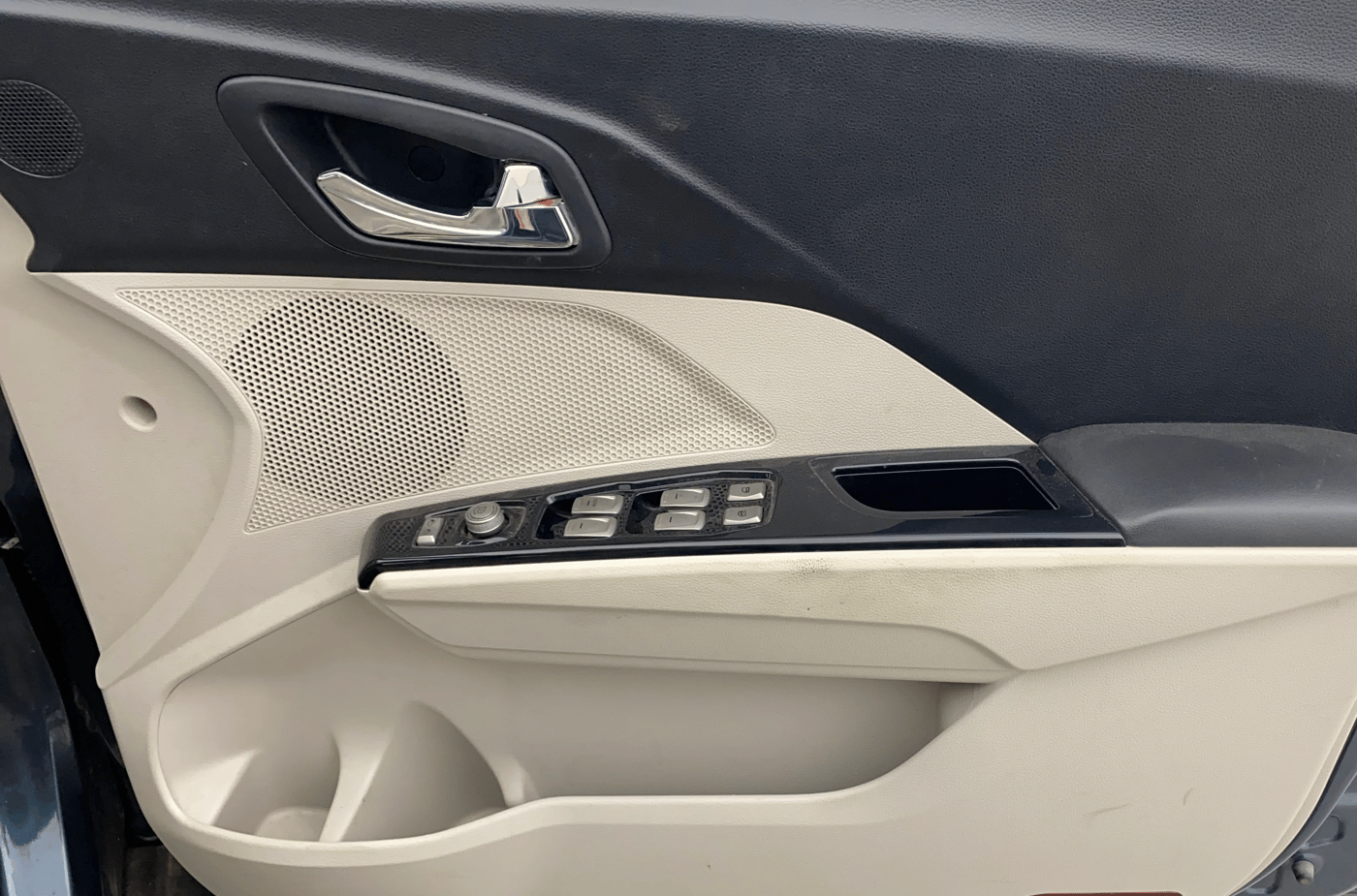 2021 Mahindra XUV300 W8 (O) 1.2 PETROL AMT, Petrol, Automatic, 57,357 km, Driver Side Door Panels Control