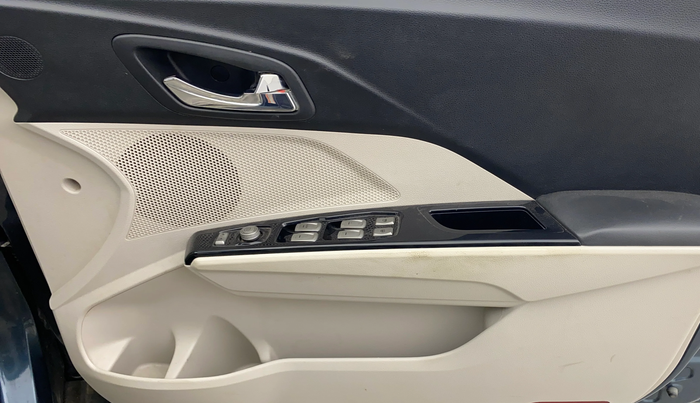 2021 Mahindra XUV300 W8 (O) 1.2 PETROL AMT, Petrol, Automatic, 57,357 km, Driver Side Door Panels Control