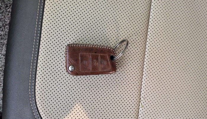 2022 Volkswagen VIRTUS TOPLINE TSI 1.0 AT, Petrol, Automatic, 26,244 km, Key Close Up