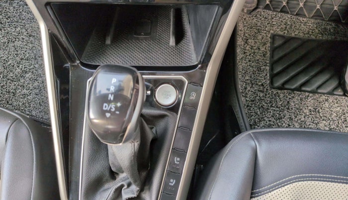 2022 Volkswagen VIRTUS TOPLINE TSI 1.0 AT, Petrol, Automatic, 26,244 km, Gear Lever