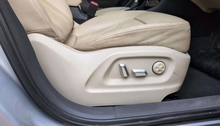 2018 Audi Q3 30 TDI Premium FWD, Diesel, Automatic, 71,916 km, Driver Side Adjustment Panel