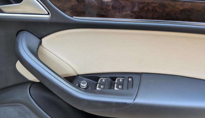 2018 Audi Q3 30 TDI Premium FWD, Diesel, Automatic, 71,916 km, Driver Side Door Panels Control