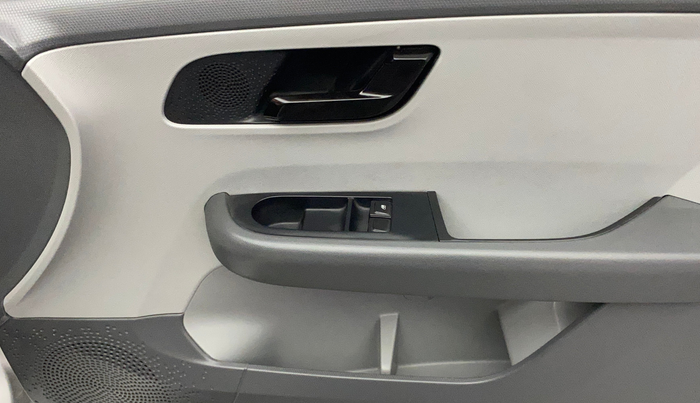 2021 Tata ALTROZ XE PETROL, Petrol, Manual, 36,124 km, Driver Side Door Panels Control