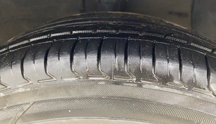 2016 Hyundai Xcent SX 1.2, Petrol, Manual, 1,12,065 km, Right Front Tyre Tread