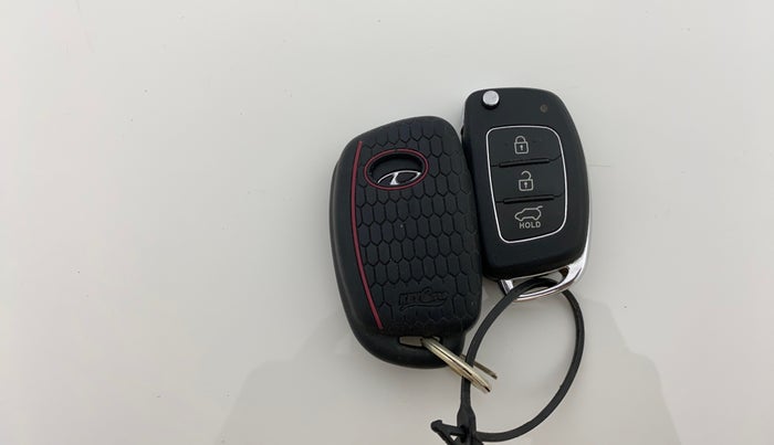 2016 Hyundai Xcent SX 1.2, Petrol, Manual, 1,12,065 km, Key Close Up