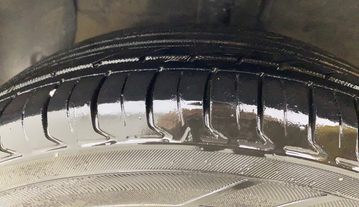 2016 Hyundai Xcent SX 1.2, Petrol, Manual, 1,12,065 km, Left Front Tyre Tread