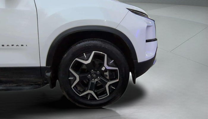 2025 Tata Safari ACCOMPLISHED PLUS 6 STR DUAL TONE AT, Diesel, Automatic, 6,964 km, Right Front Wheel