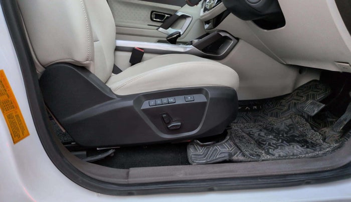 2025 Tata Safari ACCOMPLISHED PLUS 6 STR DUAL TONE AT, Diesel, Automatic, 6,964 km, Driver Side Adjustment Panel