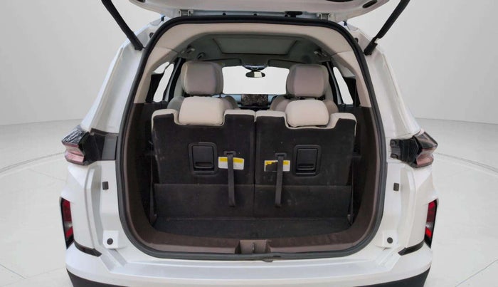 2025 Tata Safari ACCOMPLISHED PLUS 6 STR DUAL TONE AT, Diesel, Automatic, 6,964 km, Boot Inside