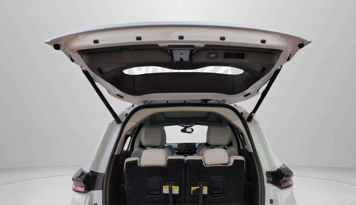 2025 Tata Safari ACCOMPLISHED PLUS 6 STR DUAL TONE AT, Diesel, Automatic, 6,964 km, Boot Door Open