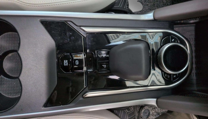 2025 Tata Safari ACCOMPLISHED PLUS 6 STR DUAL TONE AT, Diesel, Automatic, 6,964 km, Gear Lever