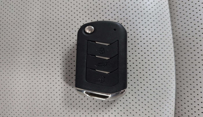 2024 Mahindra XUV700 AX 7 P AT 7 STR, Petrol, Automatic, 14,089 km, Key Close Up