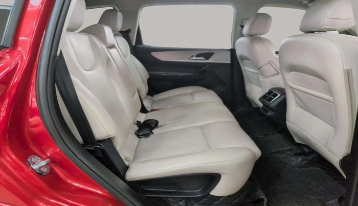 2024 Mahindra XUV700 AX 7 P AT 7 STR, Petrol, Automatic, 14,089 km, Right Side Rear Door Cabin