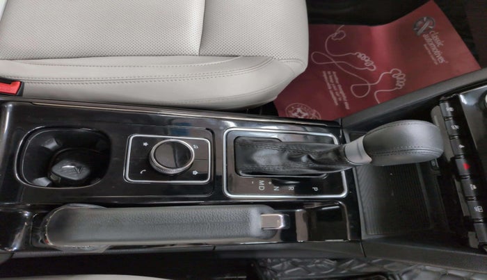 2024 Mahindra XUV700 AX 7 P AT 7 STR, Petrol, Automatic, 14,089 km, Gear Lever