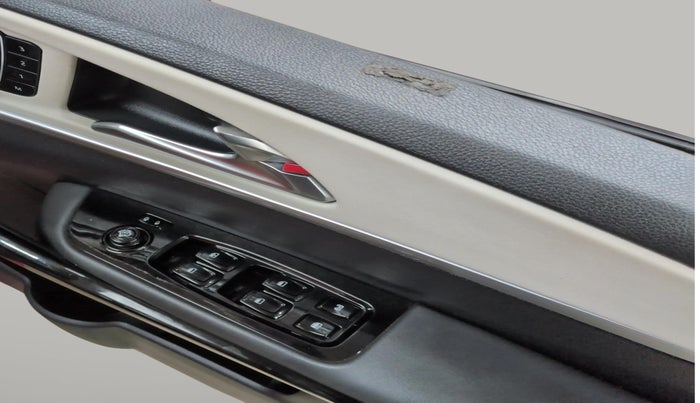 2024 Mahindra XUV700 AX 7 P AT 7 STR, Petrol, Automatic, 14,089 km, Driver Side Door Panels Control