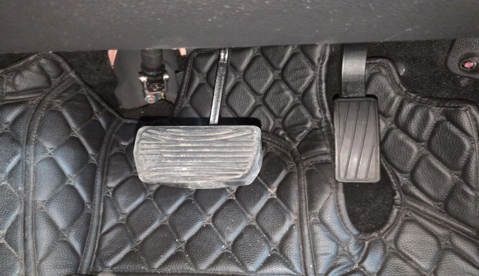 2024 Mahindra XUV700 AX 7 P AT 7 STR, Petrol, Automatic, 14,089 km, Pedals