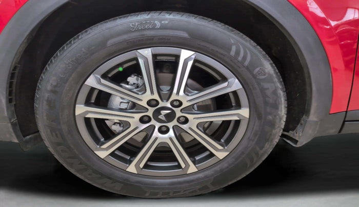 2024 Mahindra XUV700 AX 7 P AT 7 STR, Petrol, Automatic, 14,089 km, Left Front Wheel