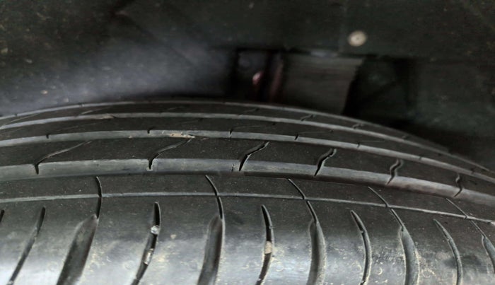 2024 Mahindra XUV700 AX 7 P AT 7 STR, Petrol, Automatic, 14,089 km, Right Front Tyre Tread