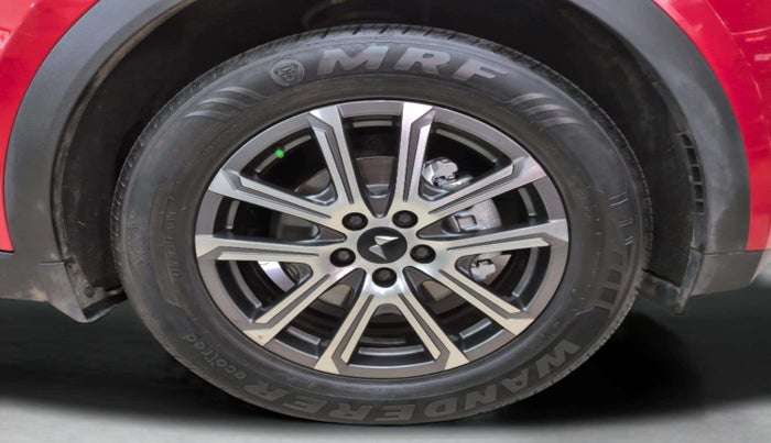 2024 Mahindra XUV700 AX 7 P AT 7 STR, Petrol, Automatic, 14,089 km, Right Front Wheel