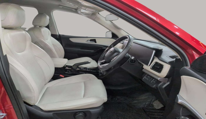 2024 Mahindra XUV700 AX 7 P AT 7 STR, Petrol, Automatic, 14,089 km, Right Side Front Door Cabin