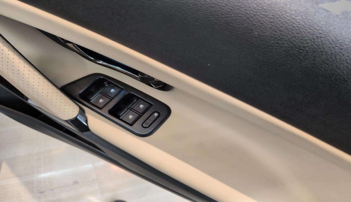2022 Tata Safari XZA PLUS, Diesel, Automatic, 30,388 km, Driver Side Door Panels Control