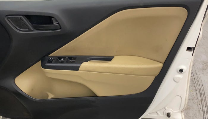 2016 Honda City 1.5L I-VTEC SV CVT, Petrol, Automatic, 1,04,654 km, Driver Side Door Panels Control