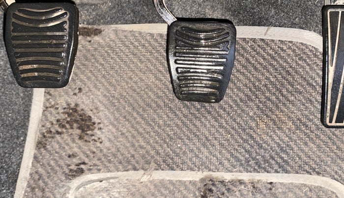 2016 Mahindra Kuv100 K8 6 STR, Petrol, Manual, 38,570 km, Pedals