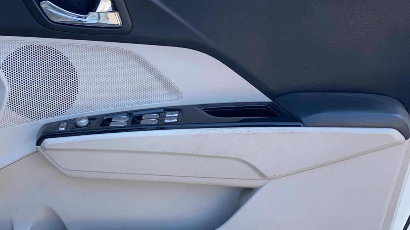 2022 Mahindra XUV300 W8 (O) 1.2 PETROL AMT, Petrol, Automatic, 36,068 km, Driver Side Door Panels Control