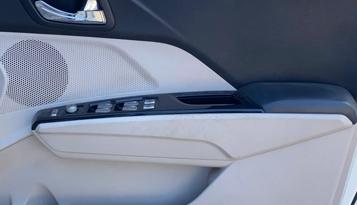 2022 Mahindra XUV300 W8 (O) 1.2 PETROL AMT, Petrol, Automatic, 36,068 km, Driver Side Door Panels Control