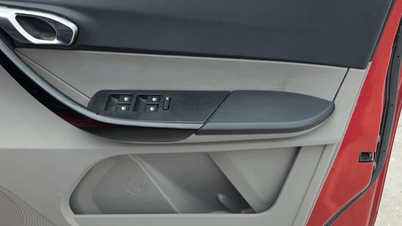 2018 Tata Tiago XZA PETROL, CNG, Automatic, 34,227 km, Driver Side Door Panels Control