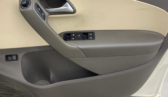 2013 Volkswagen Vento HIGHLINE 1.6 MPI, Petrol, Manual, 1,08,521 km, Driver Side Door Panels Control