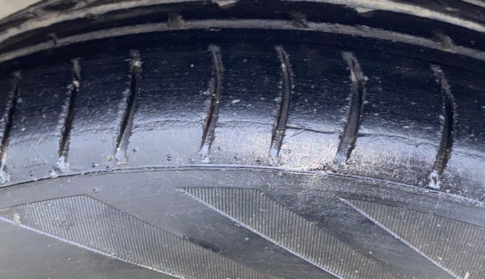 2018 Hyundai Eon ERA +, Petrol, Manual, 50,855 km, Left Front Tyre Tread