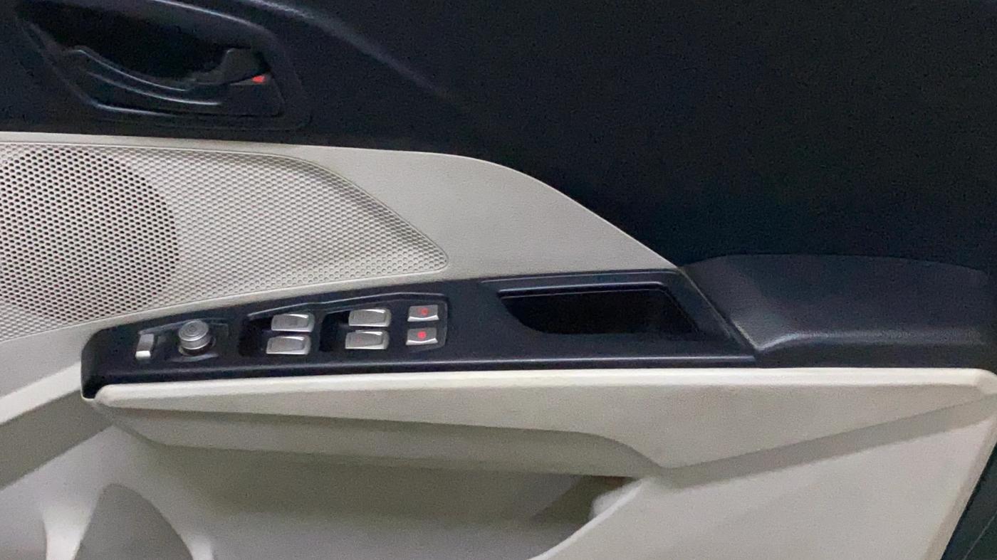 2022 Mahindra XUV300 W6 1.5 DIESEL AMT, Diesel, Automatic, 91,756 km, Driver Side Door Panels Control