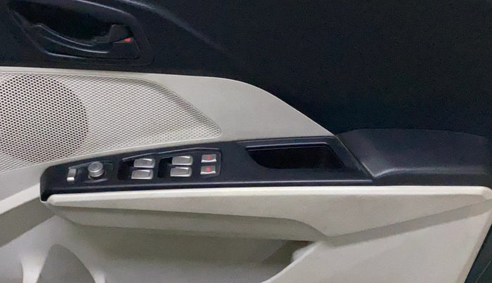 2022 Mahindra XUV300 W6 1.5 DIESEL AMT, Diesel, Automatic, 91,756 km, Driver Side Door Panels Control