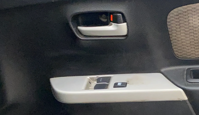 2013 Maruti Wagon R 1.0 LXI, Petrol, Manual, 83,871 km, Driver Side Door Panels Control