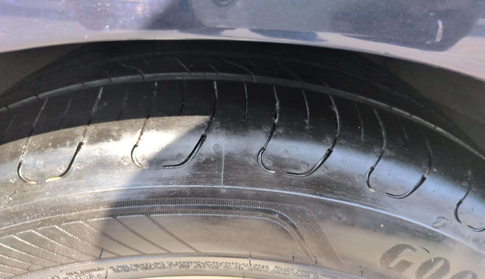 2015 Jaguar XF 2.2 DIESEL LUXURY, Diesel, Automatic, 48,465 km, Right Rear Tyre Tread