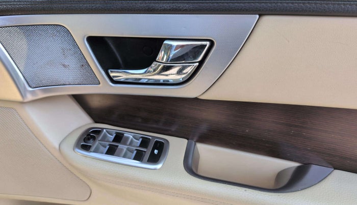 2015 Jaguar XF 2.2 DIESEL LUXURY, Diesel, Automatic, 48,465 km, Driver Side Door Panels Control