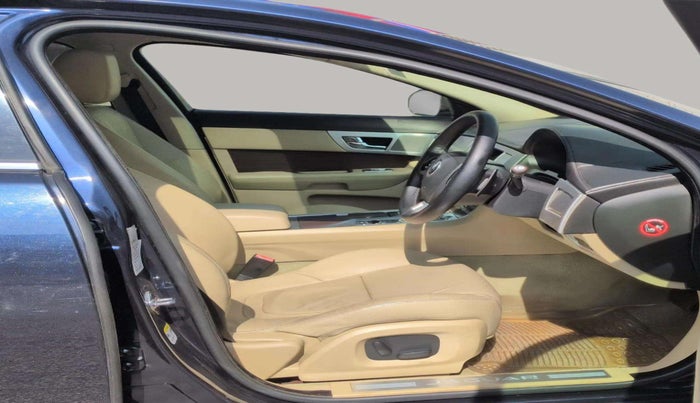 2015 Jaguar XF 2.2 DIESEL LUXURY, Diesel, Automatic, 48,465 km, Right Side Front Door Cabin