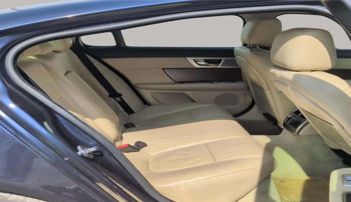 2015 Jaguar XF 2.2 DIESEL LUXURY, Diesel, Automatic, 48,465 km, Right Side Rear Door Cabin