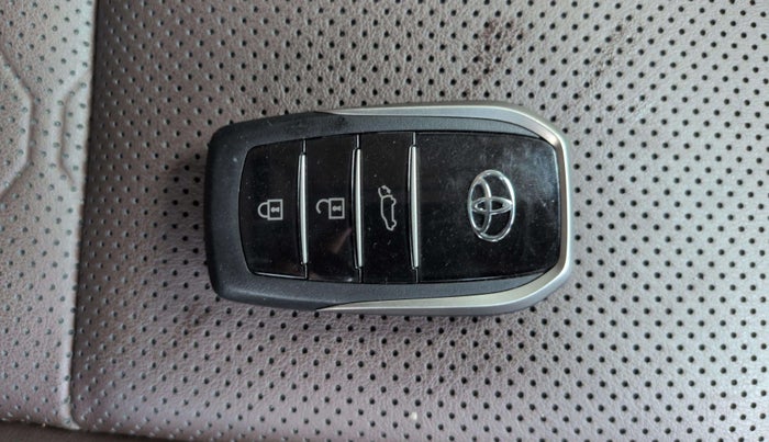 2024 Toyota INNOVA HYCROSS ZX HYBRID 7 STR, Hybrid, Automatic, 15,628 km, Key Close Up