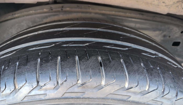 2017 Toyota Innova Crysta 2.8 ZX AT 7 STR, Diesel, Automatic, 1,36,723 km, Right Front Tyre Tread