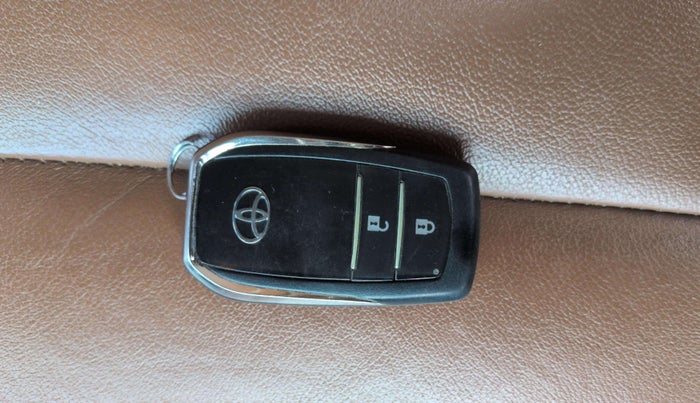 2017 Toyota Innova Crysta 2.8 ZX AT 7 STR, Diesel, Automatic, 1,36,723 km, Key Close Up