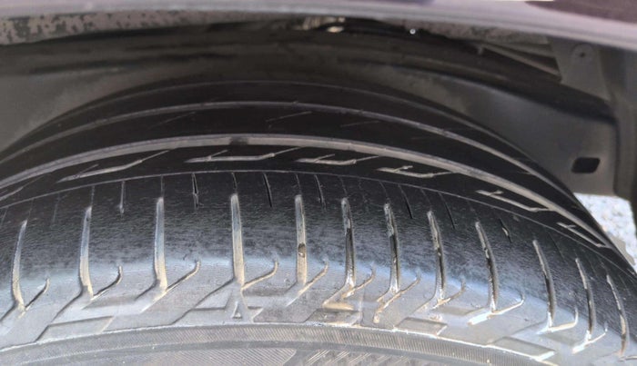 2017 Toyota Innova Crysta 2.8 ZX AT 7 STR, Diesel, Automatic, 1,36,723 km, Left Front Tyre Tread