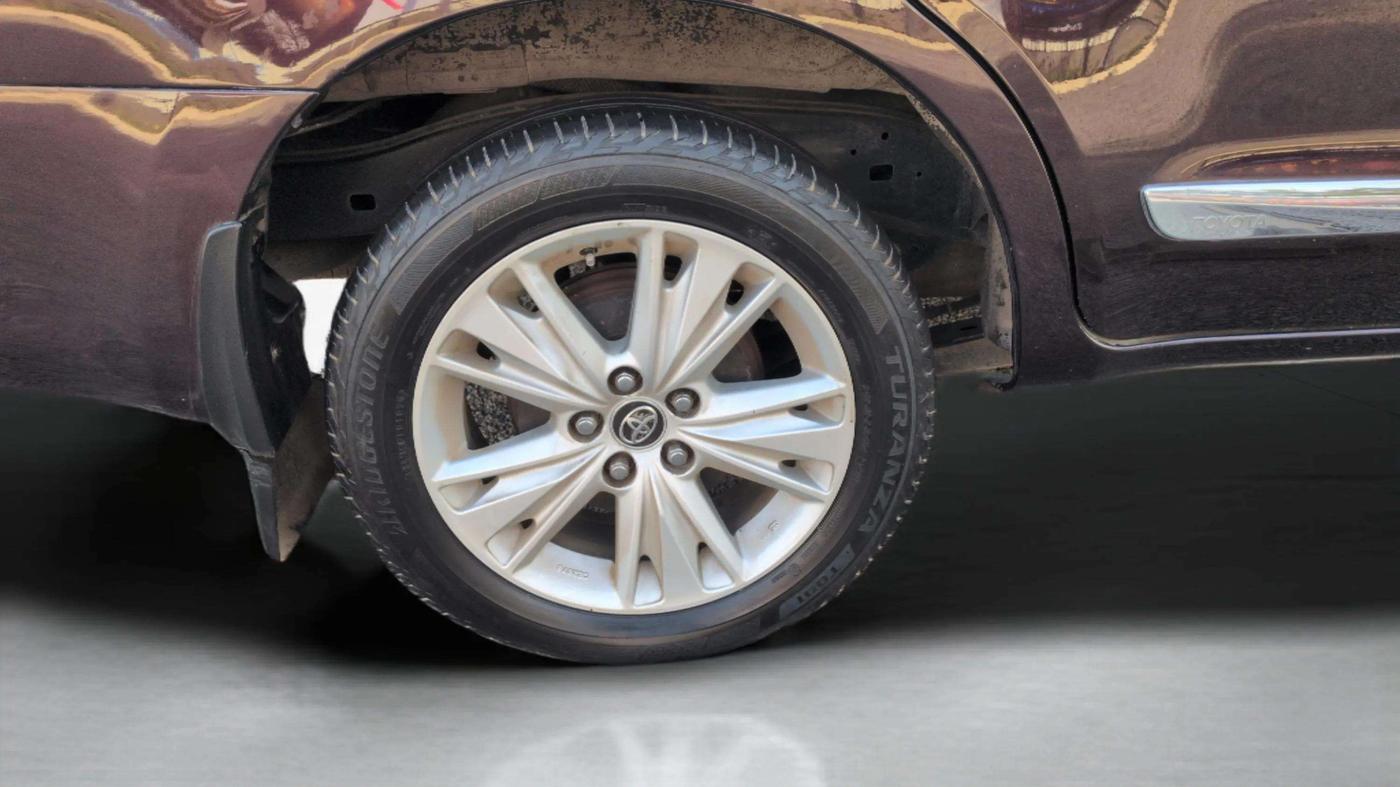 2017 Toyota Innova Crysta 2.8 ZX AT 7 STR, Diesel, Automatic, 1,36,723 km, Right Rear Wheel