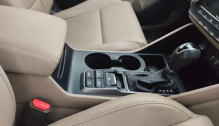 2018 Hyundai Tucson GLS 2WD AT PETROL, Petrol, Automatic, 74,198 km, Gear Lever
