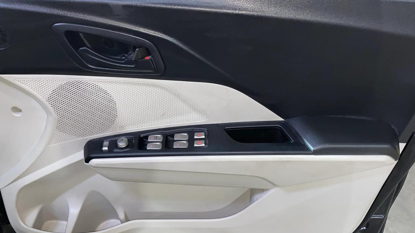 2023 Mahindra XUV300 W6 1.2 PETROL, Petrol, Manual, 8,518 km, Driver Side Door Panels Control